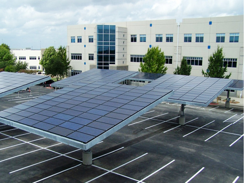 Paneles solares en estacionamiento de empresas